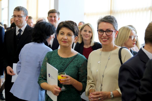 Wręczenie nagród JM Rektora UMK w fouer Auli UMK (26.09.2019) [fot. Anna Bielawiec-Osińska]